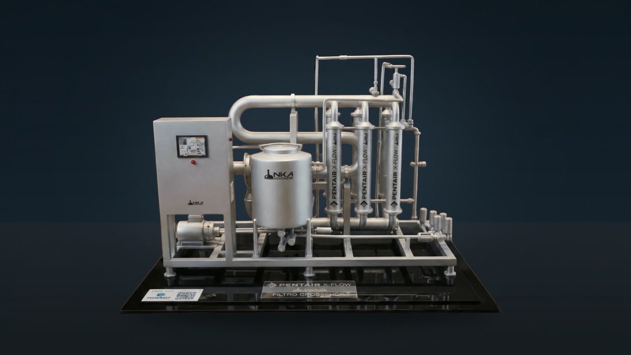 Maquete impressa em 3D de um skid de filtração, com painel, tanque e colunas de filtro